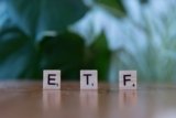 Savaitės Reddit Investuotojų Pulsas: ETF Karai, AI Burbulo Baimės ir Saulės Elektrinių Matematika